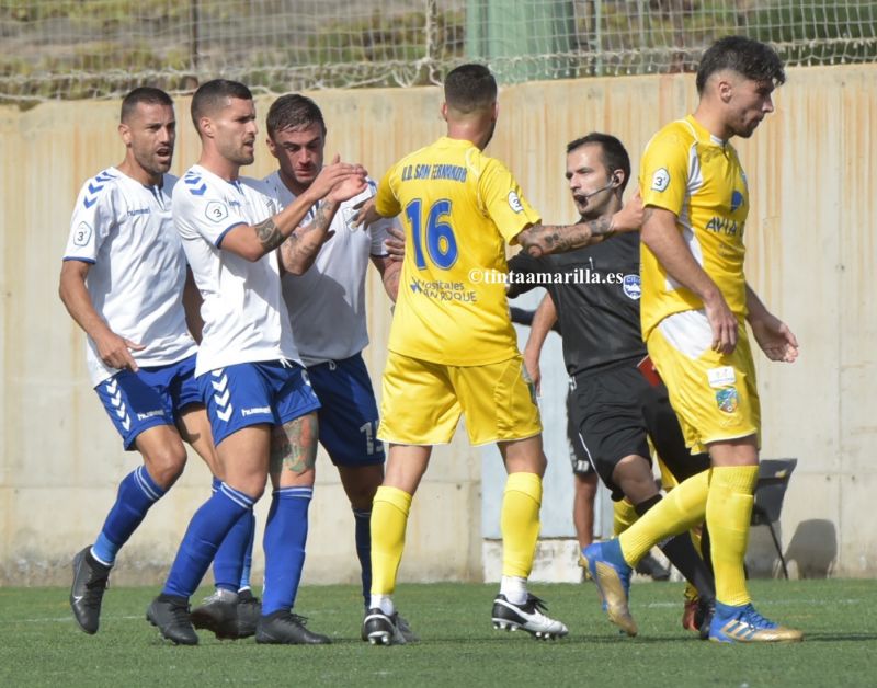 Vídeo: Un empujón que 'se convirtió' en agresión
