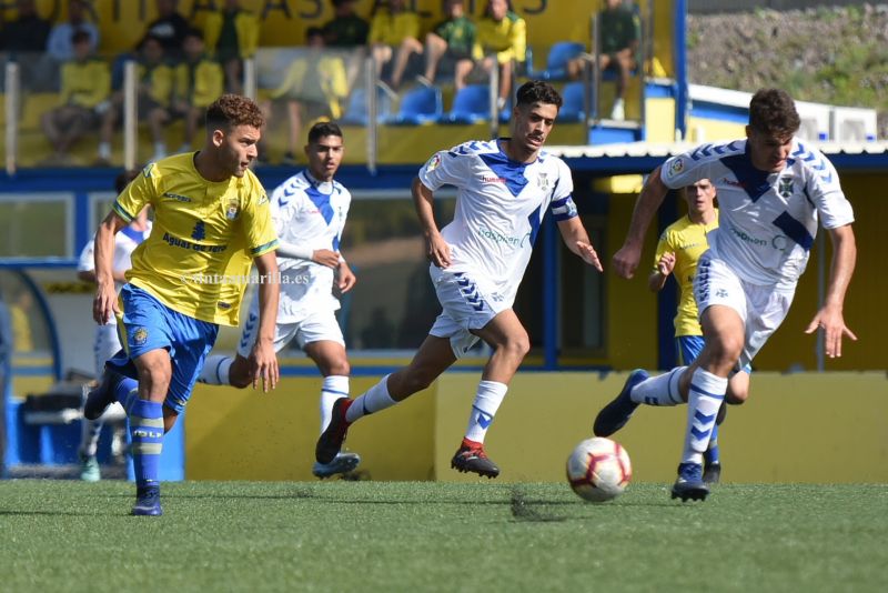 0-1: El Tenerife se lleva el derbi pero no el título de invierno