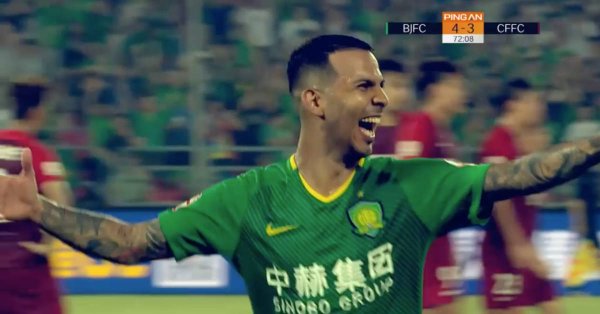 Viera vuelve a liarla en un partido alocado 6-3