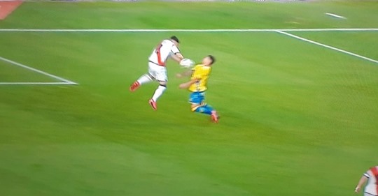 El VAR rectifica tres veces a favor de la UD