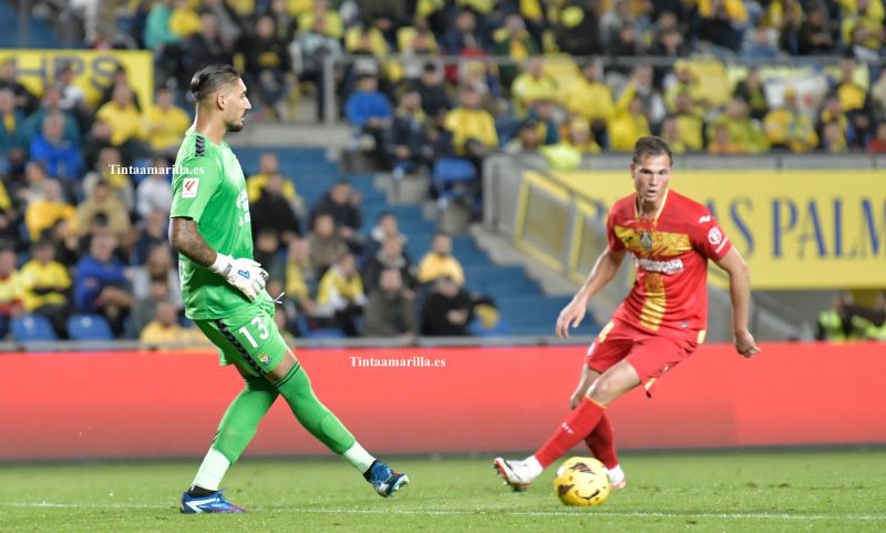 Valles, el defensa central que crece en la UD