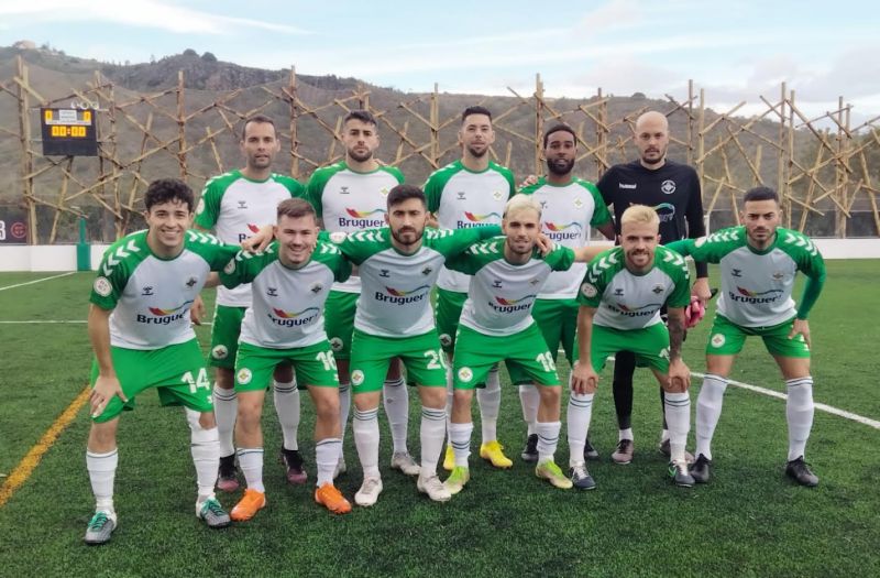 2-0: El Villa gana y vuelve a coquetear con el liderato