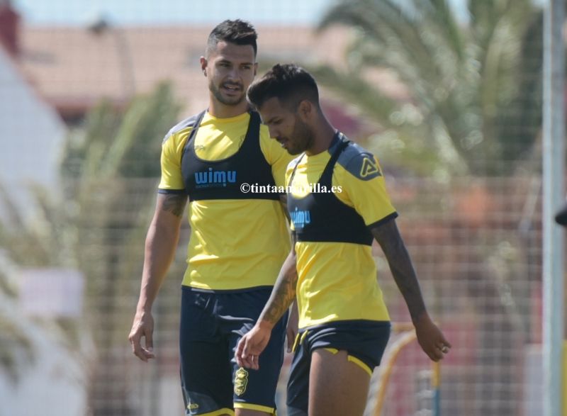 Oscar Arias 'hace una cruz' a Vitolo