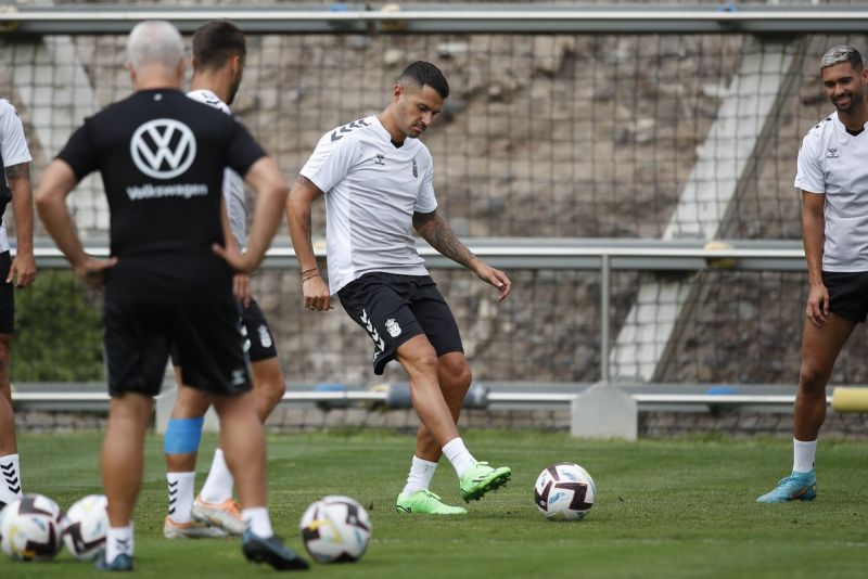 Y en esto, Vitolo y el balón