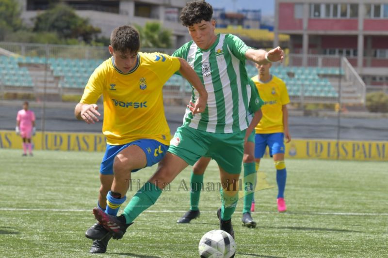 Fotos: Triunfo del juvenil B de la UD sobre el Teguise