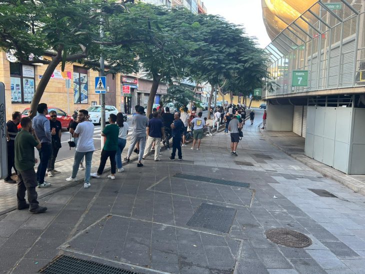 La afición del Tenerife se vuelca para obtener entradas del derbi