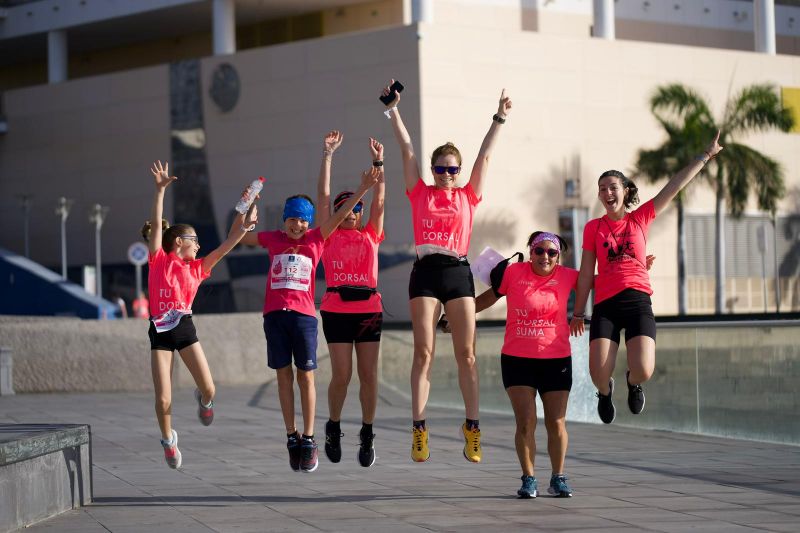 3.000 corredoras tiñen de rosa Las Canteras