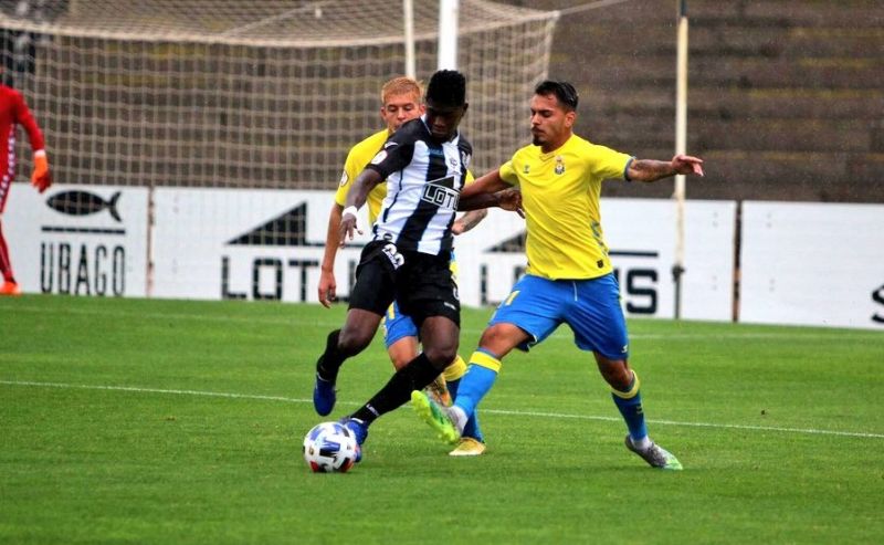 0-0: El filial frena al rival, al diluvio y al árbitro