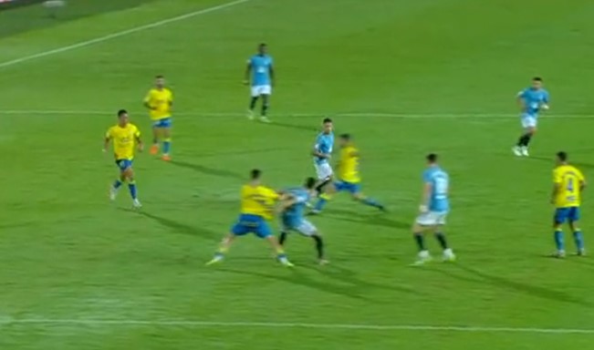 El agarrón de Douvikas anula la acción defensiva de Mármol