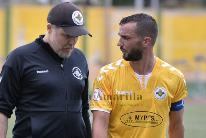 El Villa gana 2-1 y se acerca a la zona noble