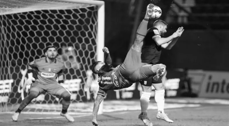 Sergio Araujo firma el gol del año en Grecia