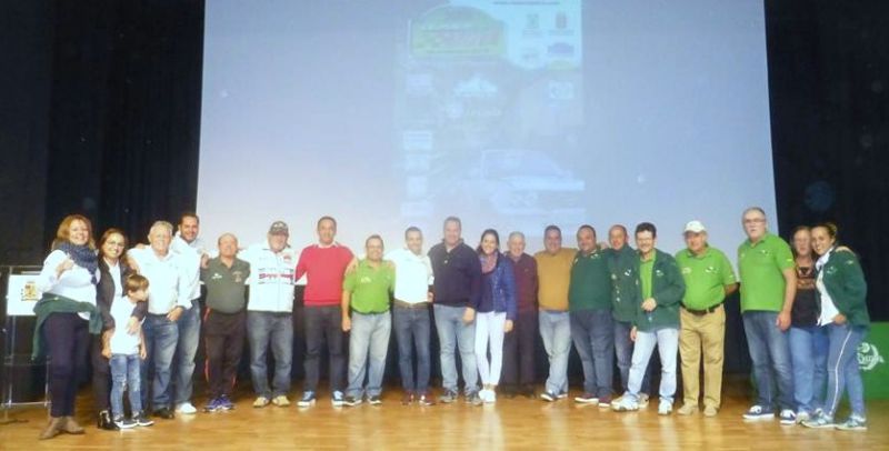 Moya concede la medalla de oro de la villa al club Azuatil