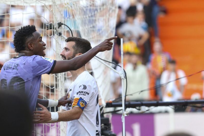 El Valencia expulsará "de por vida" a los que insultaron a Vinícius