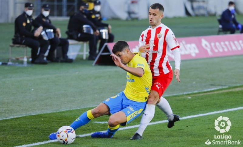 "Veo pasar el balón lejos; no participo en la jugada"