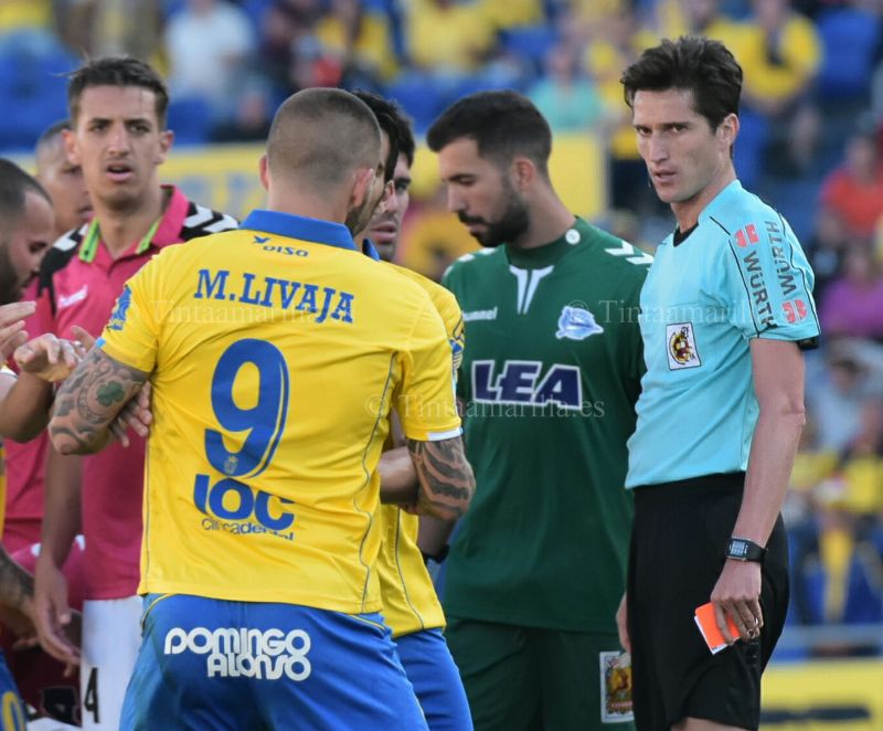 El árbitro añade en el acta que Livaja le empujó