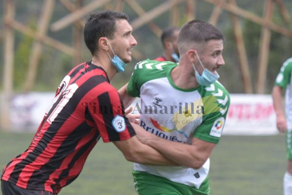 Las mascarillas se quedan en el fútbol canario en alerta 3