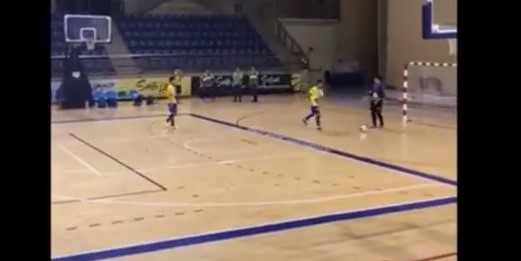 Vídeo: Anota en propia puerta para compensar un error arbitral