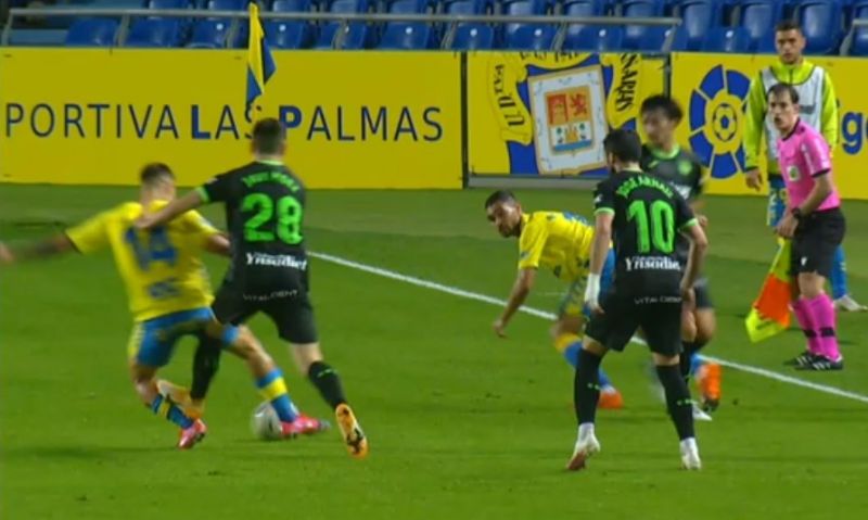 El árbitro cambia una amarilla por roja a Javi Hernández