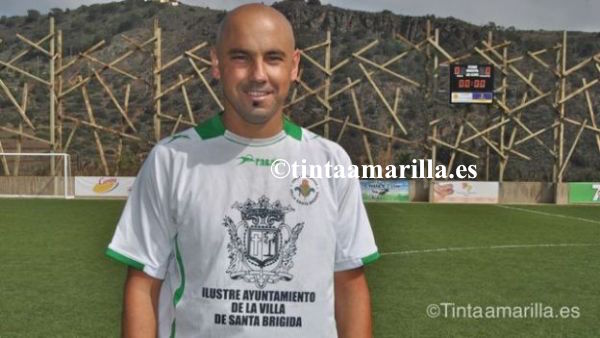 Futre vuelve a ponerse las botas con el Arucas