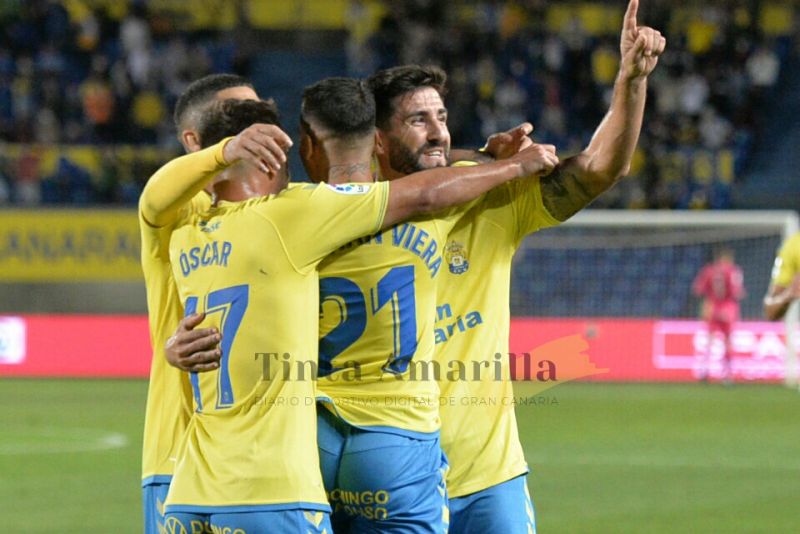 El gol finalmente es de Raúl Navas