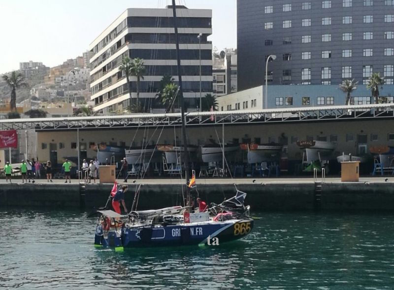 Griffon, primer barco en llegar a la isla de la regata Minitransat