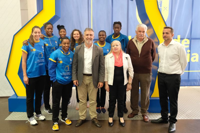 El consejero Torres anima al Islas Canarias en la fase de ascenso