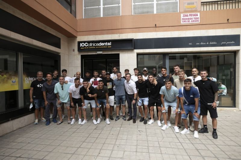 La plantilla de la UD visita a su patrocinador IOC Clínica Dental