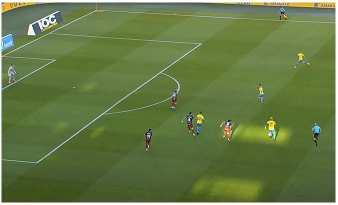 Jesé entretiene a tres defensas y Pejiño llega libre