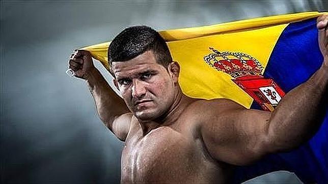 'Pelea' entre Juan Espino y el cómico tinerfeño Ignatius por un Clipper de fresa