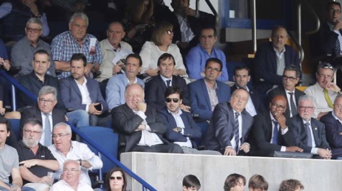 Lopetegui, en el palco, toma nota de Vitolo y Viera