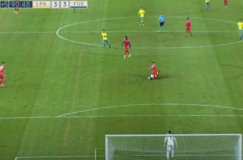 La jugada que aborta el árbitro sin dejar hacer al VAR