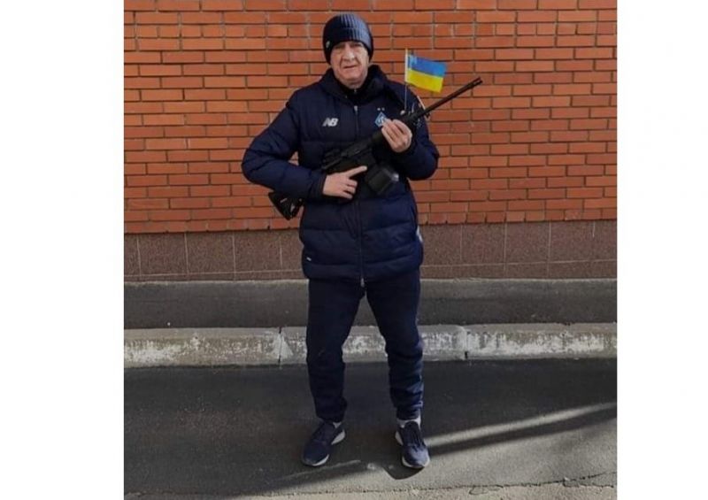 Una leyenda de la vieja Unión Soviética toma las armas a los 64 años