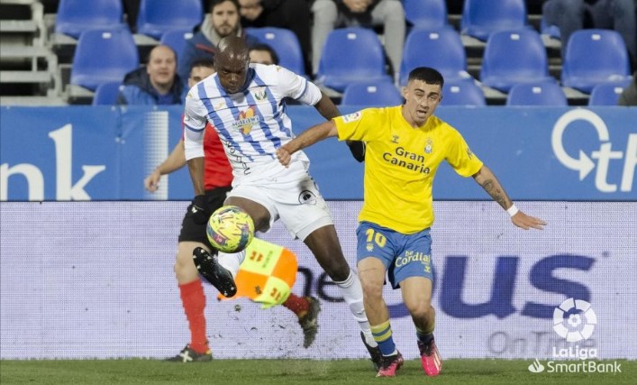 0-0: La UD se enfadó con el gol, pero sigue líder