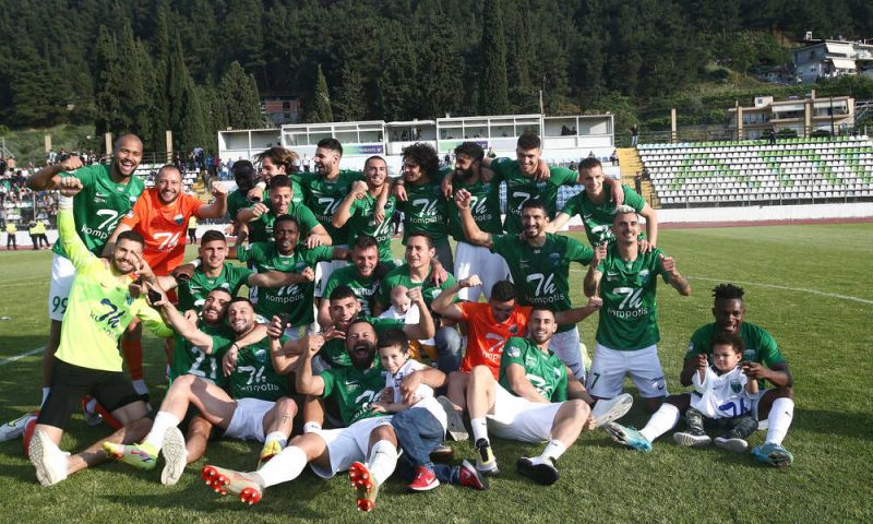 Nili celebra el ascenso de su equipo a la Superliga griega