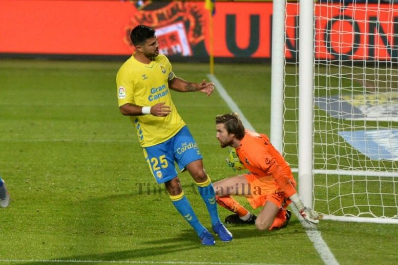 En Tenerife se sigue hablando del autogol de Ortolá