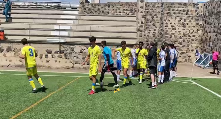 El CD Tenerife rinde honores al campeón juvenil de Las Palmas