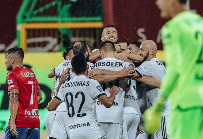 Pekhart se estrena con dos goles y victoria