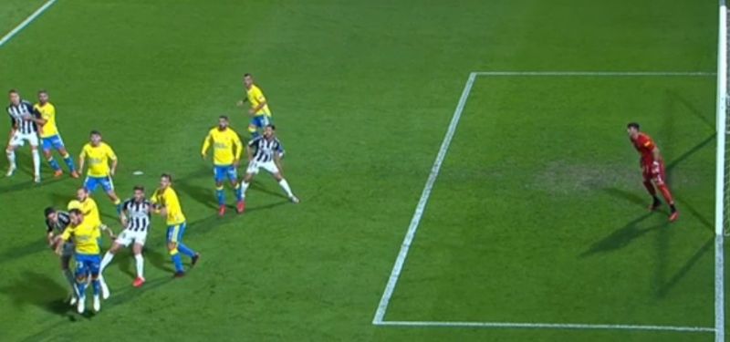 El noveno penalti contra la UD, señalado por Sagues Oscoz