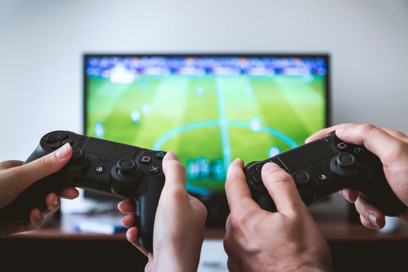 Periodista canaria es la primera voz femenina del videojuego de fútbol FIFA