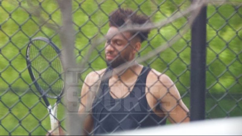 Un jugador de los Kings sale a jugar al tenis con Covid19