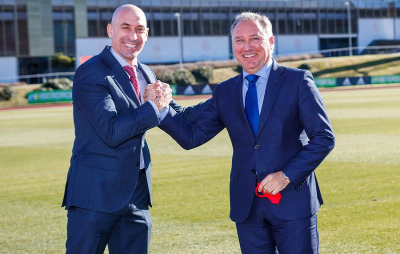 Los árbitros de Primera y Segunda piden respeto para Medina Cantalejo y familia