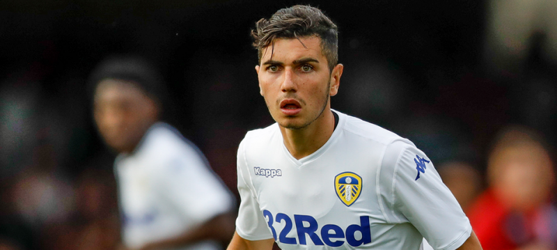 En Oviedo aplauden la llegada del grancanario Rafa Mujica