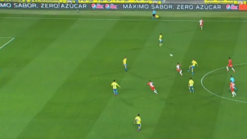 Un pase bombeado y blando hacia el portero