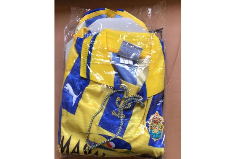 Ángel Sánchez dona su camiseta de la UD para ayudar a los afectados del volcán