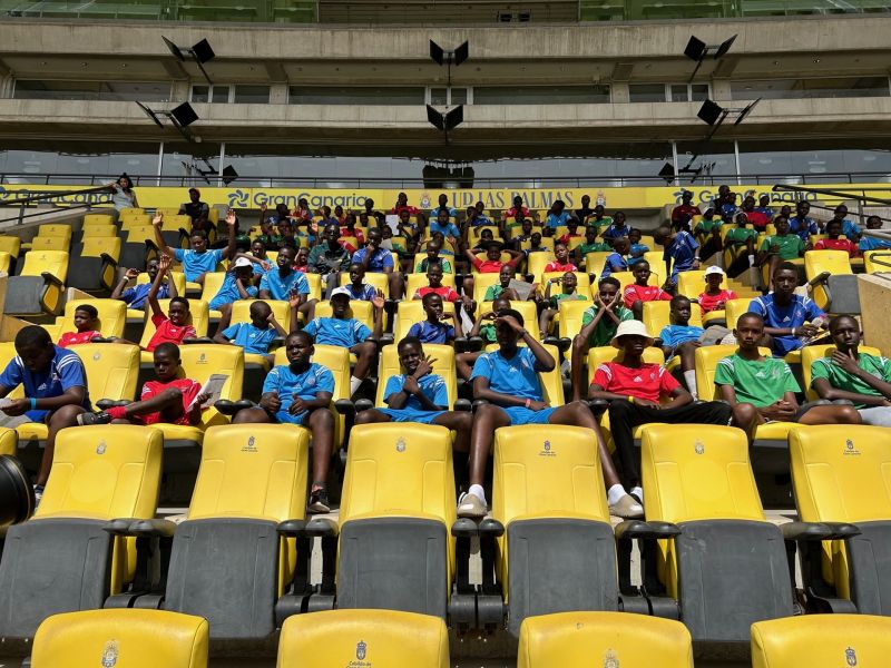 Niños senegaleses en el Estadio de Gran Canaria