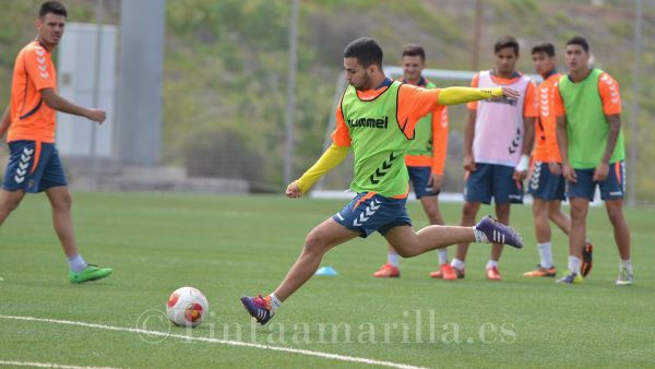 Alejandro Rodríguez dispara a puerta, este jueves en el Estadio Anexo al Gran Canaria (C. Torres)