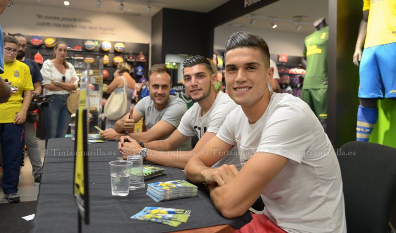 Aficionados contentos, jugadores sonrientes
