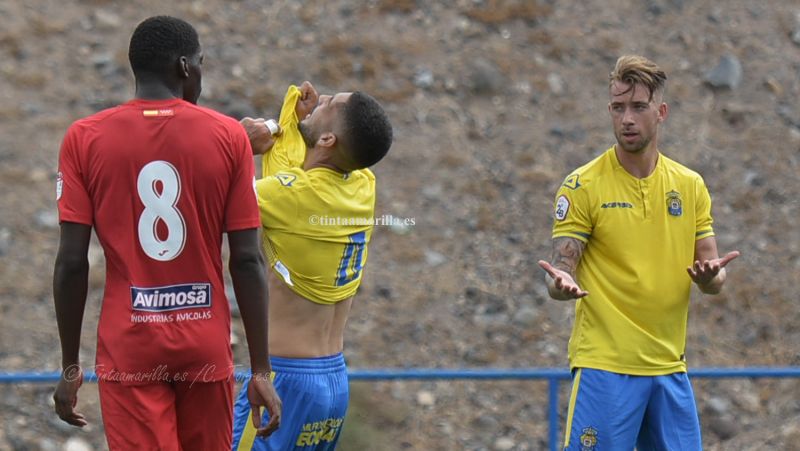 Un soberbio portero frena al filial