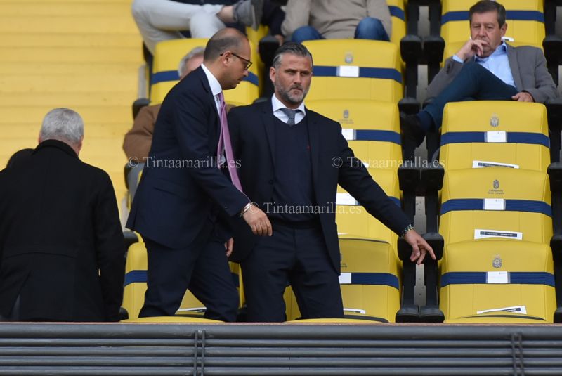 "Su sitio, señor director"