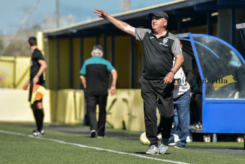 El técnico del Baleares, a la carga con Mel